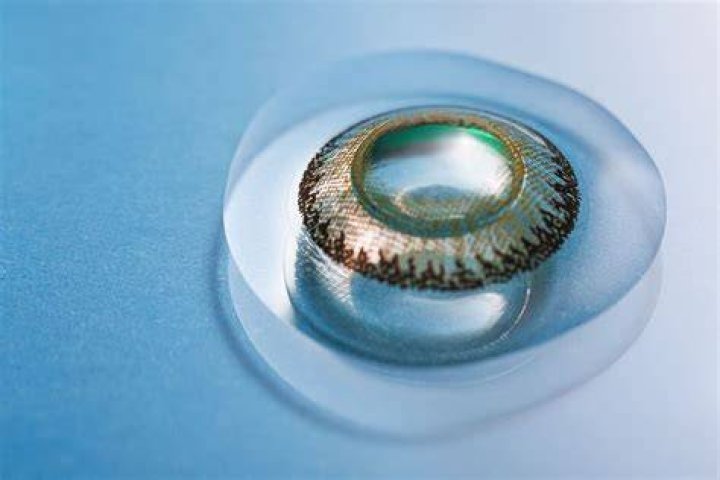中学生でコンタクトレンズは早い？始める年齢と安全な選び方